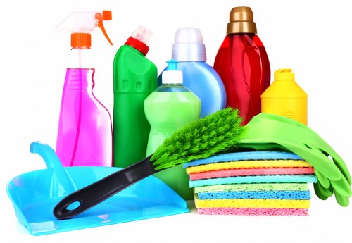Professional Notting Hill cleaner providing thorough home cleaning
